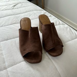 Universal Threads Mules